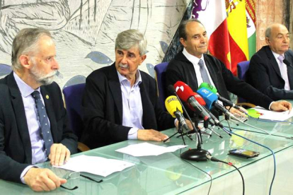 Luciano Díaz, el rector Juan Francisco García Marín, Manuel Martínez y Antonio Cuba reclamaron la candidatura de León. DL