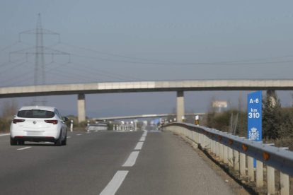 Un tramo de la A-6 en León, cerca de La Bañeza. FERNANDO OTERO