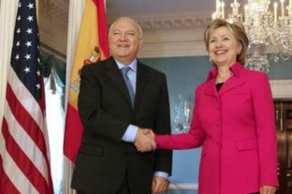 Clinton estrecha la mano del ministro español de Exteriores, Miguel Ángel Moratinos, en el encuentro