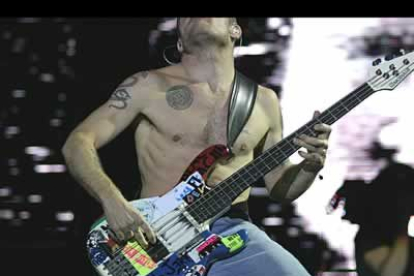 Los temas se intercalaron con fantásticos «solos» del veterano Flea y de Frusciante, el carismático guitarrista que antes que miembro de la barra -desde 1989- había sido su seguidor.