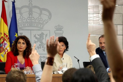 María Jesús Montero, Isabel Celaá y José Luis Ábalos, en la rueda de prensa posterior al Consejo de Ministros.