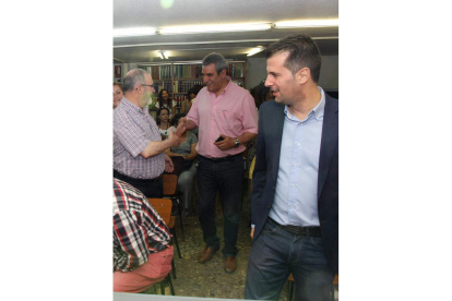 Tudanca, a la derecha, ayer en Palencia.