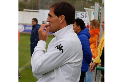 Paulino Martínez, entrenador del Atlético Astorga. MARCIANO PÉREZ