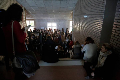 Imagen de opositores esperando a entrar a realizar un examen