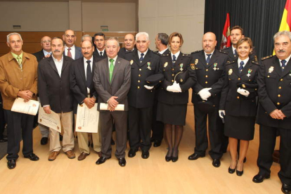 El comisario accidental Otero,a la derecha, junto con los agentes y ex agentes que recibieron ayer la distinción del Cuerpo.