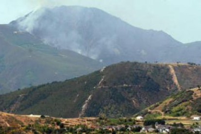 Imagen del incendio en los montes entre Barjas, Oencia y Corullón.