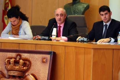 La edil de Urbanismo, Elena Prieto, Gregorio Chamorro y el edil de Hacienda, Fernando Vélez.