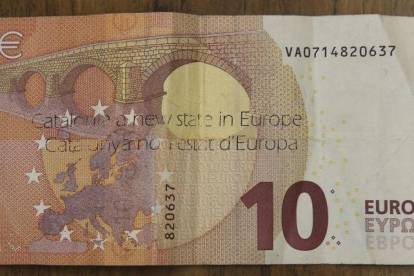 Billete de 10 euros con una impresión que dice Catalunya nou estat dEuropa.