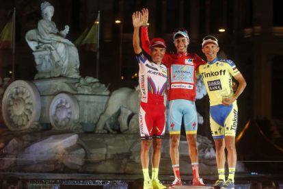 Fabio Aru con el maillot rojo de vencedor en la Vuelta en un podio que completan Purito y Majka.