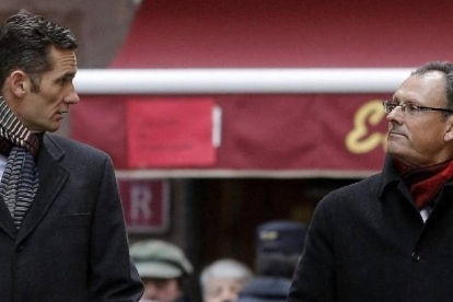 El duque de Palma, Iñaki Urdangarin, acompañado por su abogado, Mario Pascual Vives, a su llegada a los juzgados de Palma el año pasado.