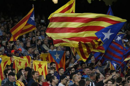 'Estelades' en las gradas del Camp Nou, durante el Barça-Leverkusen disputado el pasado 29 de septiembre