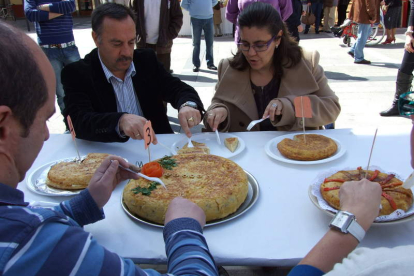 Los miembros del jurado prueban las tortillas antes de dictar el veredicto.