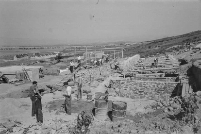 Construcción del poblado de Compostilla. A Endesa le llevó tres años (1948-1951) construir 105 viviendas. CORTESÍA DE JOSÉ JOAQUÍN GONZÁLEZ-ZABALETA
