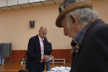 José Antonio Diez, alcalde de León y candidato para renovar la alcaldía, votando. FERNANDO OTERO