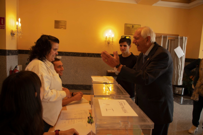 Faustino Sutil, alcalde de Bustillo del Páramo, deposita su primer voto que no es para él.
Saluda a todos los componentes de la mesa y deja la que fue su casa durante 44 años. DL