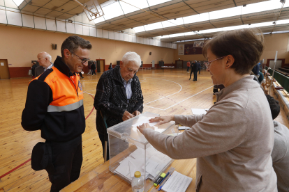 Protección Civil acompaña a personas con movilidad reducida a votar. FERNANDO OTERO