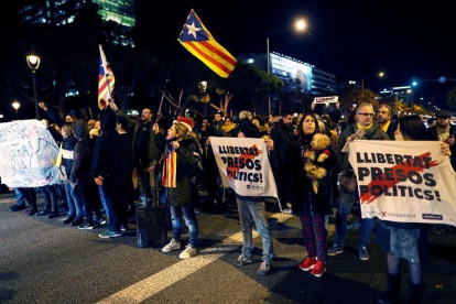 Varias decenas de personas protestan a las puertas del Sofía Hotel Barcelona donde se va a celebrar una cena con motivo del acto organizado por Fomet del Treball y al que asistirán el presidente del Gobierno, Pedro Sánchez, y el de la Generalitat, Torra.