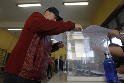 Elecciones municipales en un colegio electoral de León. FERNANDO OTERO