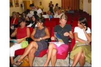La imagen muestra a parte de los asistentes a la sesión inaugural del foro italo-español