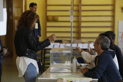 Elecciones municipales en un colegio electoral de León. FERNANDO OTERO