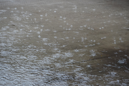 La lluvia ha irrumpido marcando la jornada electoral leonesa. J. NOTARIO