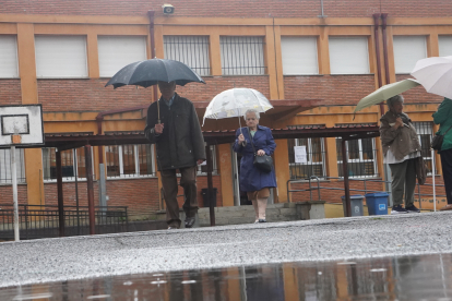 La lluvia ha irrumpido marcando la jornada electoral leonesa. J. NOTARIO