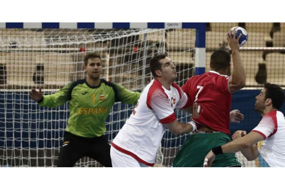 El jugador del Ademar Nacho Biosca defendió la portería de los Hispanos ante Portugal. DAVID AGUILAR