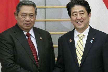 Abe (derecha) estrecha la mano del presidente de Indonesia, el 13 de diciembre en Tokio.