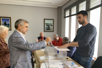 El candidato del PSOE a la Alcaldía de La Bañeza, José Miguel Palazuelo, vota en su colegio electoral. DL
