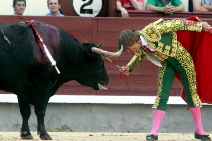 El Cordobés con un adorno en la faena de muleta al primer toro de su lote.