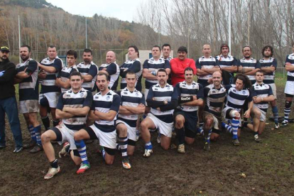Los jugadores del equipo sénior del Bierzo Rugby posan en el campo de Flores del Sil con los bigotes de «Movember».