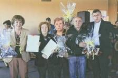 Profesores jubilados de La Granja recibiendo el homenaje