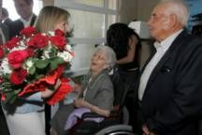 Unos ancianos de la residencia Alborada recibieron a Amparo Valcarce con un gran ramo de flores