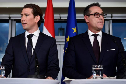 El líder de ÖVP, Sebastian Kurz y Heinz-Christian Strache, ayer en Viena . CHRISTIAN BRUNA
