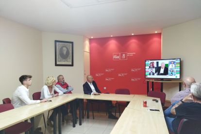José Antonio Diez, en la sede del PSOE, junto a Pepe Giménez, su esposa y el mayor de sus hijos.  A. GAITERO