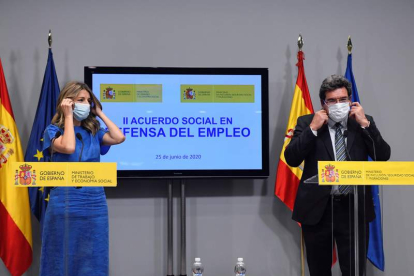 La ministra de Trabajo, Yolanda Díaz, y el ministro de Seguridad Social, José Luis Escrivá. VÍCTOR LERENA
