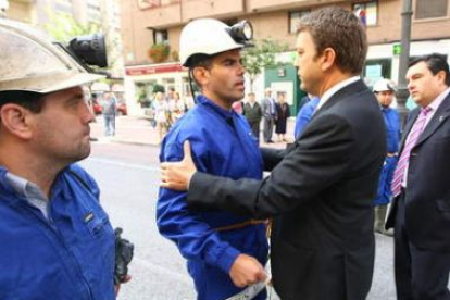 Riesco y Ramón negociaron con los mineros su papel en la ofrenda antes de llegar a la plaza.