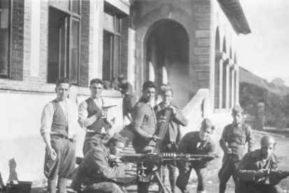 Soldados en Villablino tras la revolución de 1934. PIÉLAGO DEL MORO