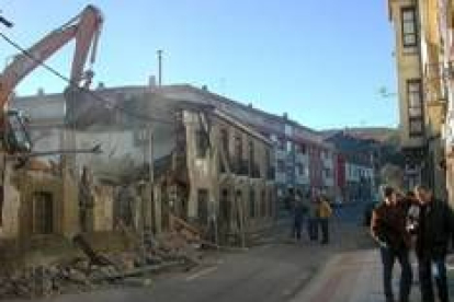 Imagen del viejo edificio, cuya demolición comenzó ayer, sobre el que se asentará el centro de día