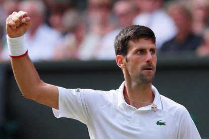 Djokovic celebra un punto ante Federer en la final de Wimbledon.
