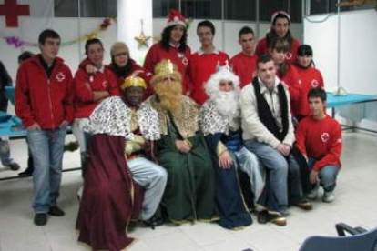 Voluntarios de Cruz Roja, junto a los Reyes Magos en San Andrés.