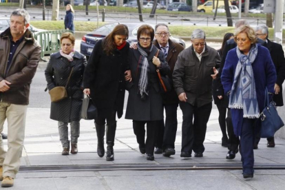 Las familias de las víctimas del Yak-42 llegan al ministerio de Defensa para reunirse con María Dolores de Cospedal, el pasado 10 de enero.