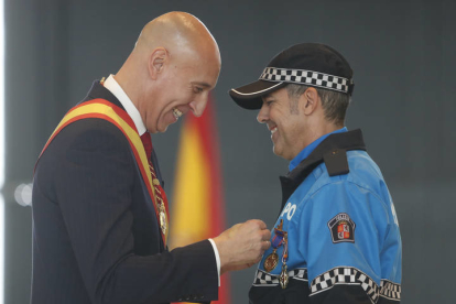 El alcalde, José Antonio Diez, coloca una medalla a uno de los agentes condecorados. JESÚS F. SALVADORES