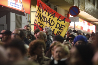Unas 300 personas se concentran en la sede del PSOE de León contra la amnistía. RAMIRO