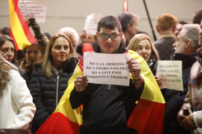 Unas 300 personas se concentran en la sede del PSOE de León contra la amnistía. RAMIRO
