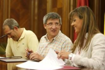 Vicente Canuria, Francisco Fernández y Gema Cabezas, ayer, en la firma del convenio