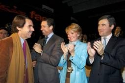 Zaplana, Aguirre y Acebes aplauden la llegada de Aznar a la Faes