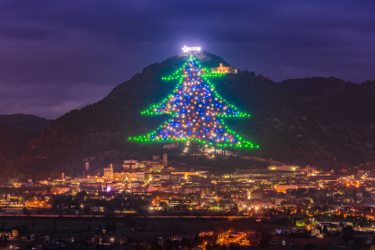 En las históricas murallas de la medieval Gubbio, en Italia, y resguardado a los pies del monte Ingino, se erige el árbol de Navidad más grande del planeta. FOTO CEDIDA POR CIVITATIS