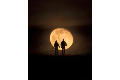 Pablo Álvarez y Sara García posan con la luna al fondo. JESSICA ROJAS