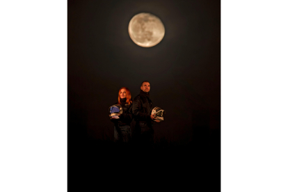 Pablo Álvarez y Sara García posan con la luna al fondo. JESSICA ROJAS